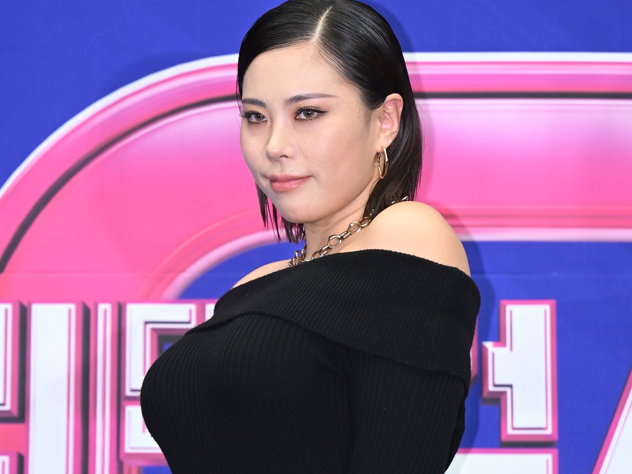 「これダンス？性行為じゃん」発言ダンサーと共演も…GABEE、グラマー体型に目が行くスイムウェア姿【PHOTO】
