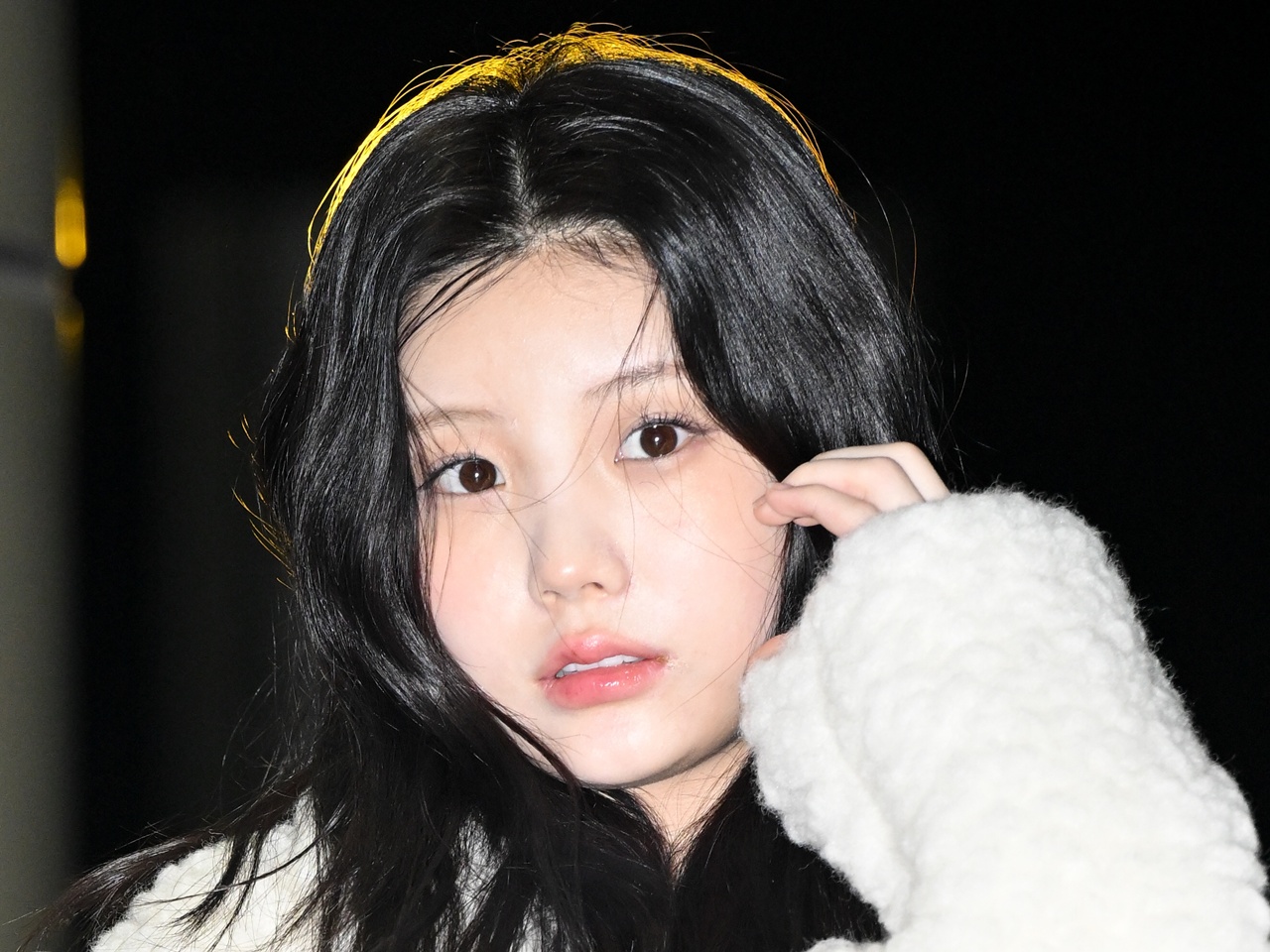 ILLIT・ウォンヒ、“そばかすメイク”で魅せたアンニュイな表情「上目遣いは反則…」【PHOTO】