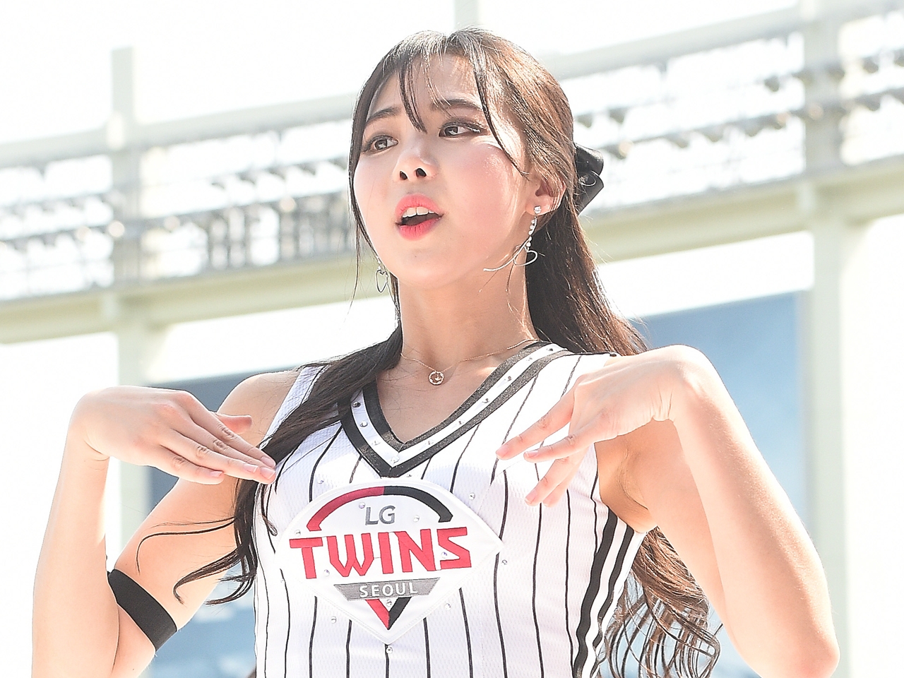 意外なボリューム感に釘付け…韓国チアガール、“そこ”に目が行くVネックSHOT「初恋の美貌だ！」【PHOTO】