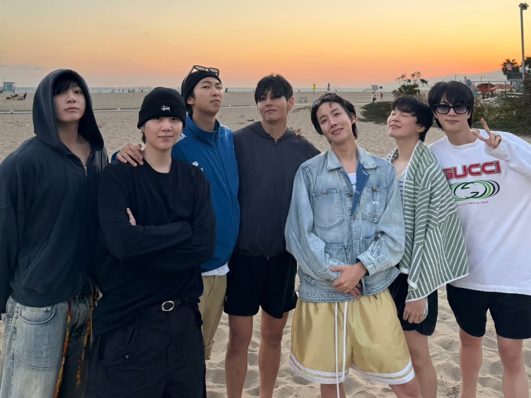 家族写真きた」BTS、“完全体”の近況SHOTに世界中のARMYが歓喜！仲