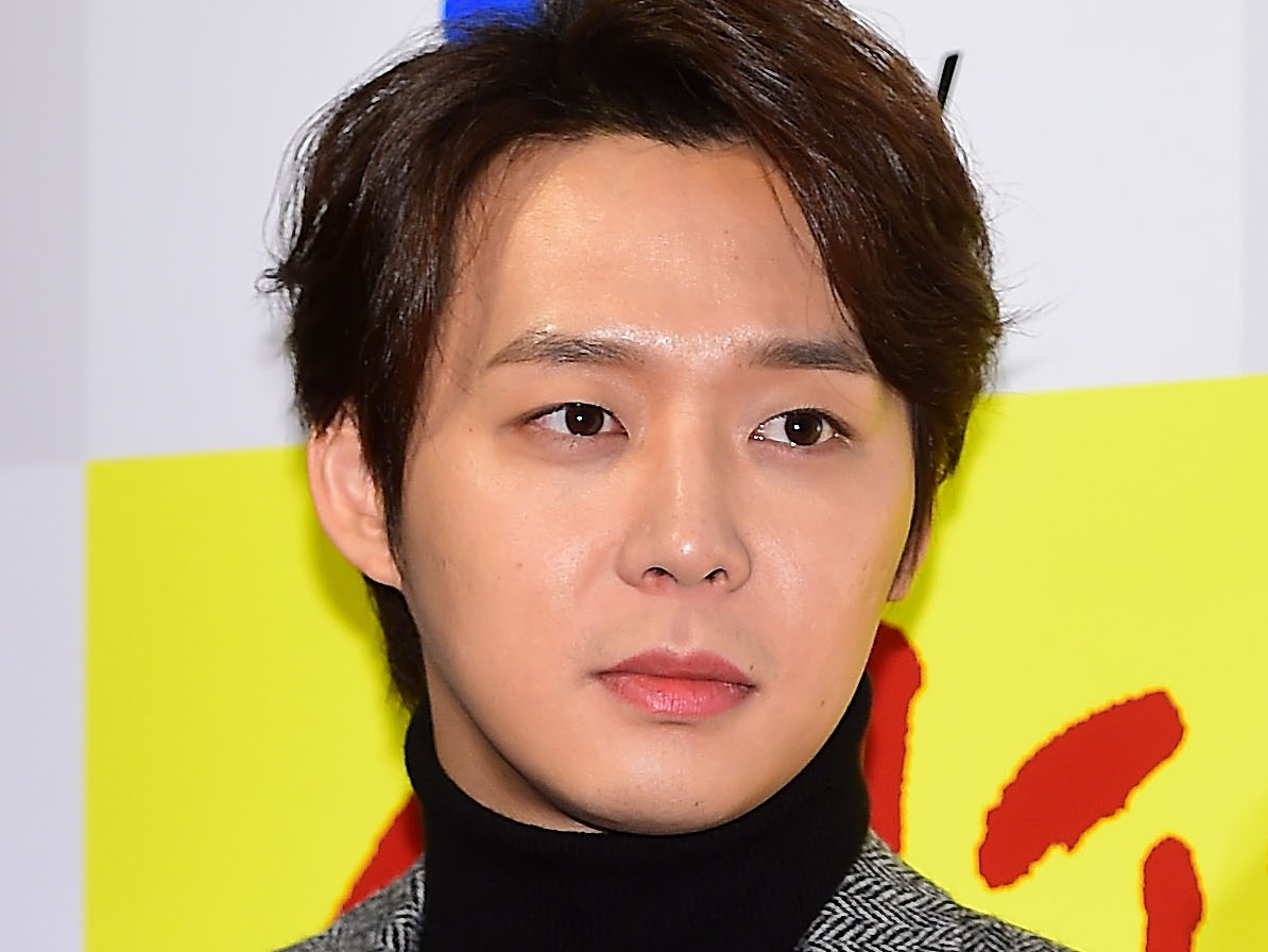 韓国で活動できない元東方神起・ユチョン、日本に“馴染みすぎ”の近況…タトゥーチラ見せWピース【PHOTO】
