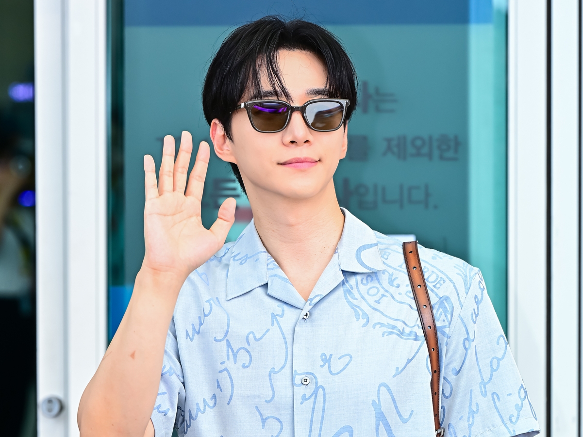 2PM・ジュノ、大人の余裕漂う“爽やかファッション”でファンを虜に！海外スケジュールへ出国【PHOTO】