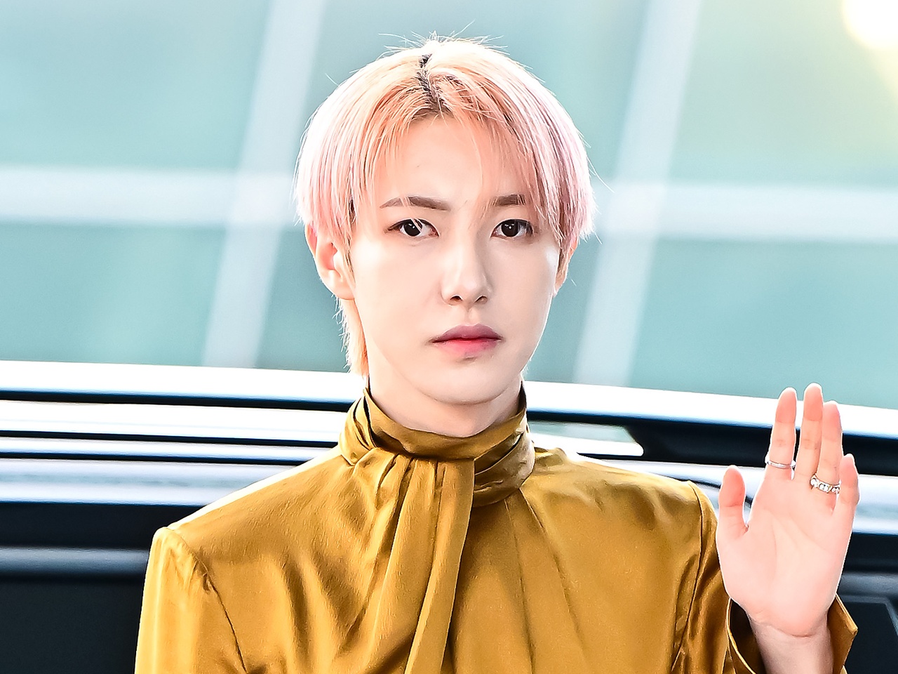 NCT DREAM・ロンジュン、ラグジュアリーな空港ファッション披露！「全方位完璧」【PHOTO】