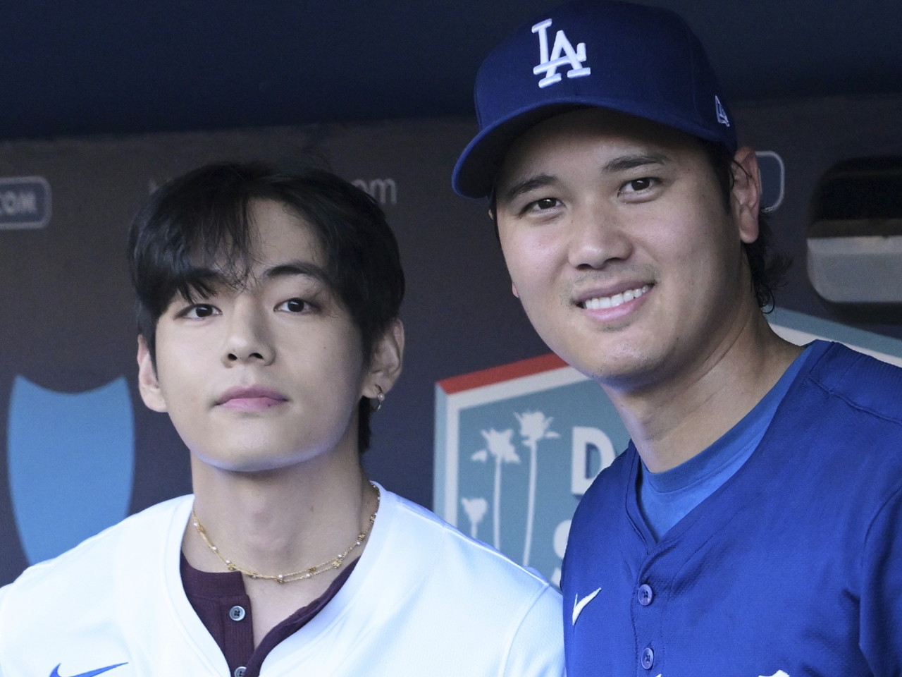 大谷翔平とBTS・V、日韓スーパースターが豪華共演！笑顔で握手＆ハグに全世界熱狂「伝説的な瞬間」【PHOTO】