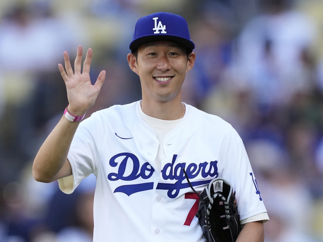 大谷翔平に“夢中”な姿も…サッカー韓国代表ソン・フンミンがド軍本拠地に登場、始球式で完璧ストライク投球