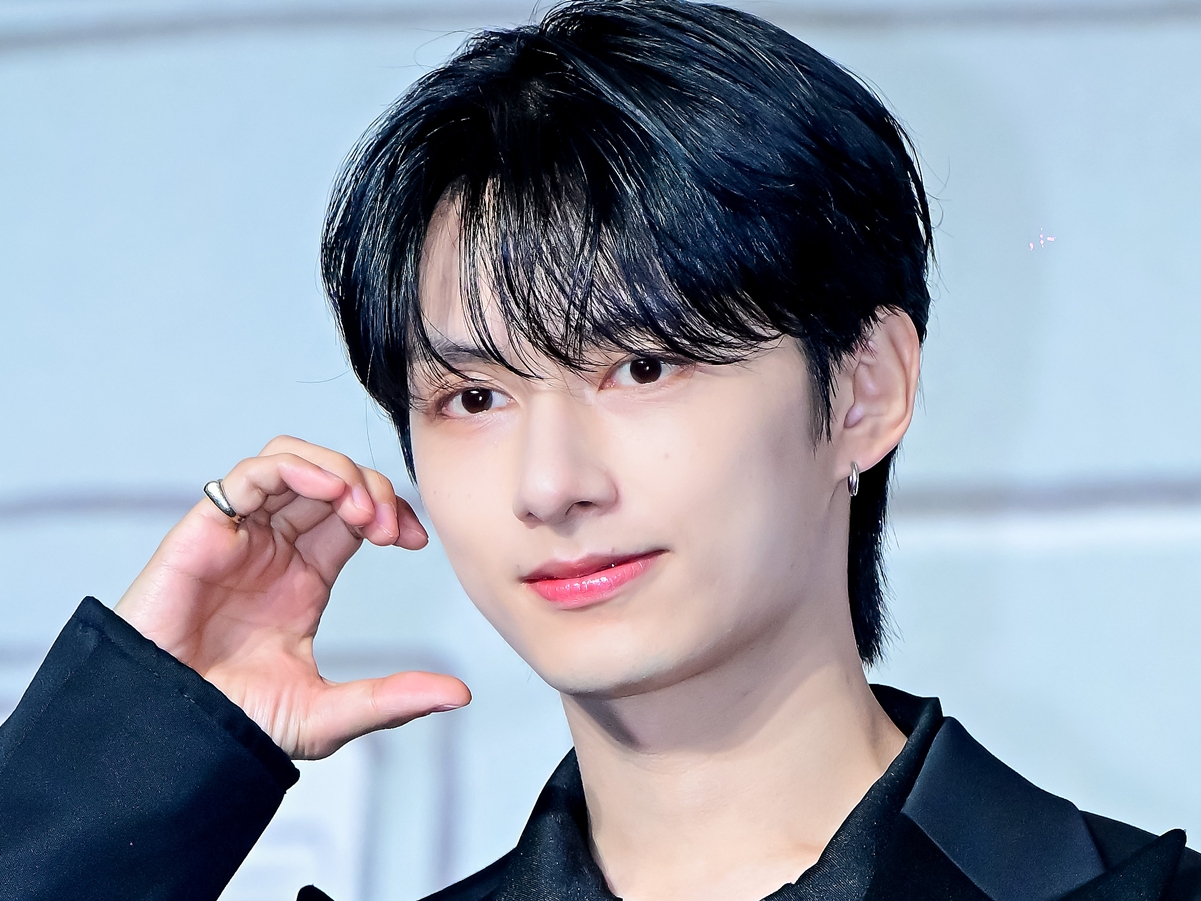 まるで彫刻…SEVENTEEN・ジュン、芸術的すぎる横顔に「存在自体がアート」の声【PHOTO】