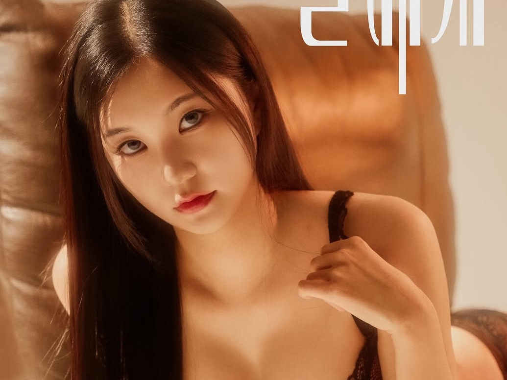 アンダーウェア姿で男性と密着も…韓国の美しき女性歌手、大胆すぎる新曲ジャケット写真が話題