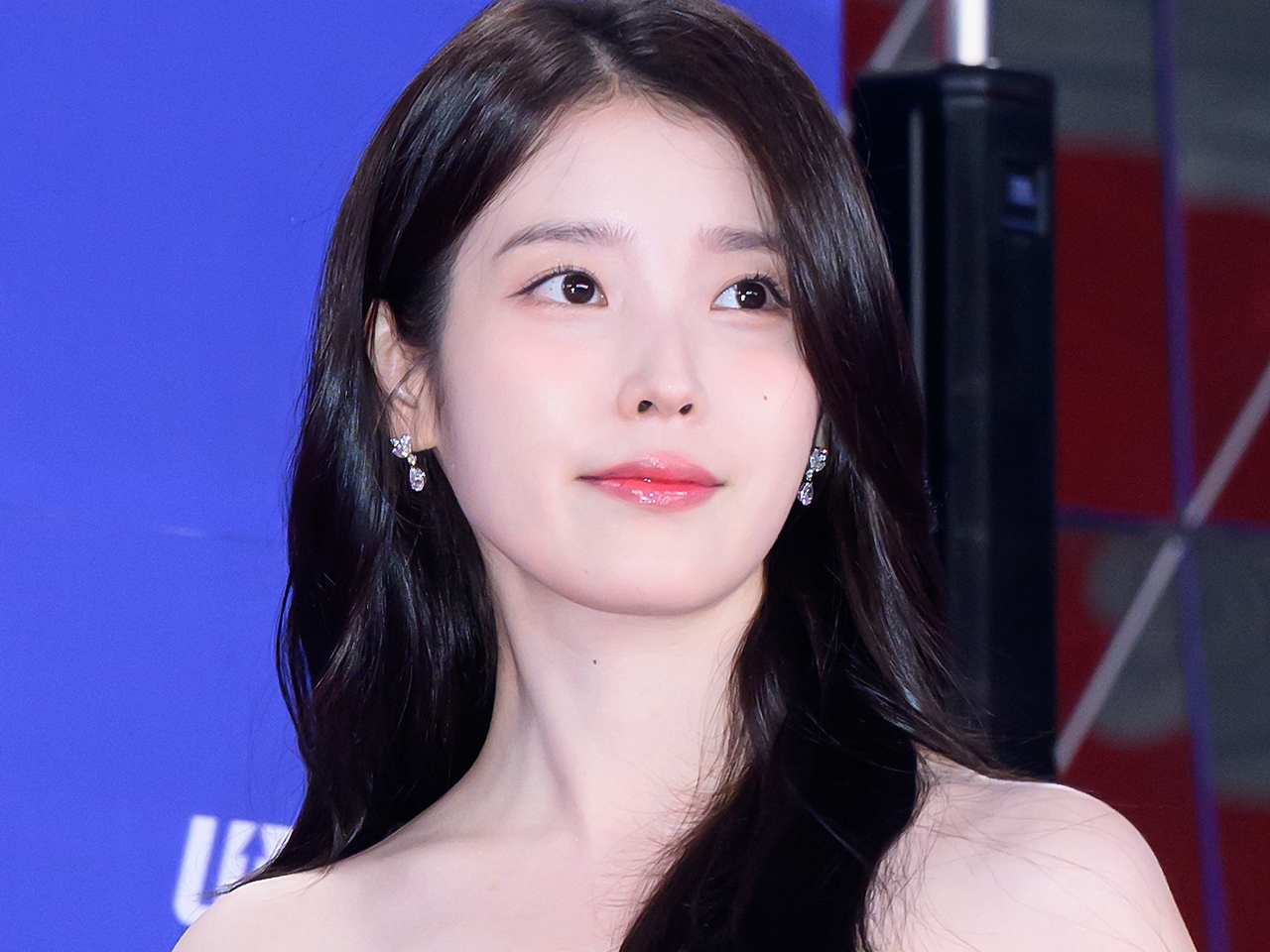 IU、“13年の付き合い”になる男性ボディガードとのツーショットに胸キュン「2人とも可愛すぎ」【PHOTO】
