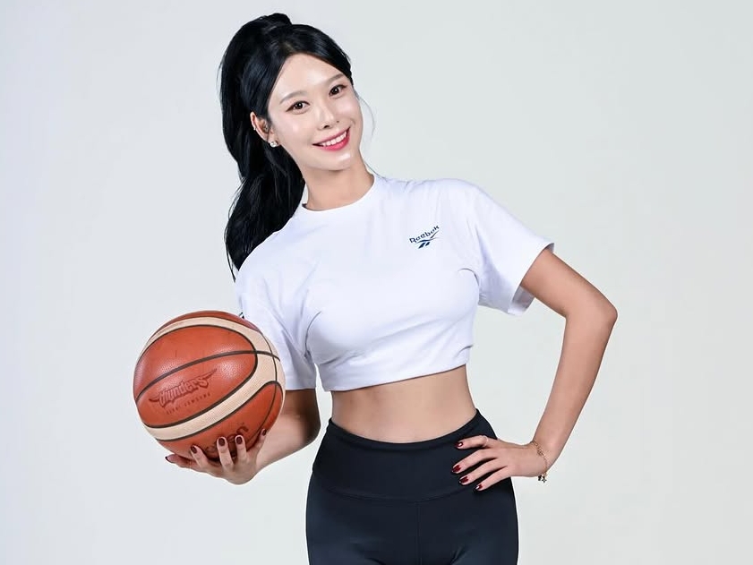 韓国チアガール、ざっくり開いた“視線強奪ウェア”でファンを一網打尽に「海の女神だ…」「本当に美しい」【PHOTO】