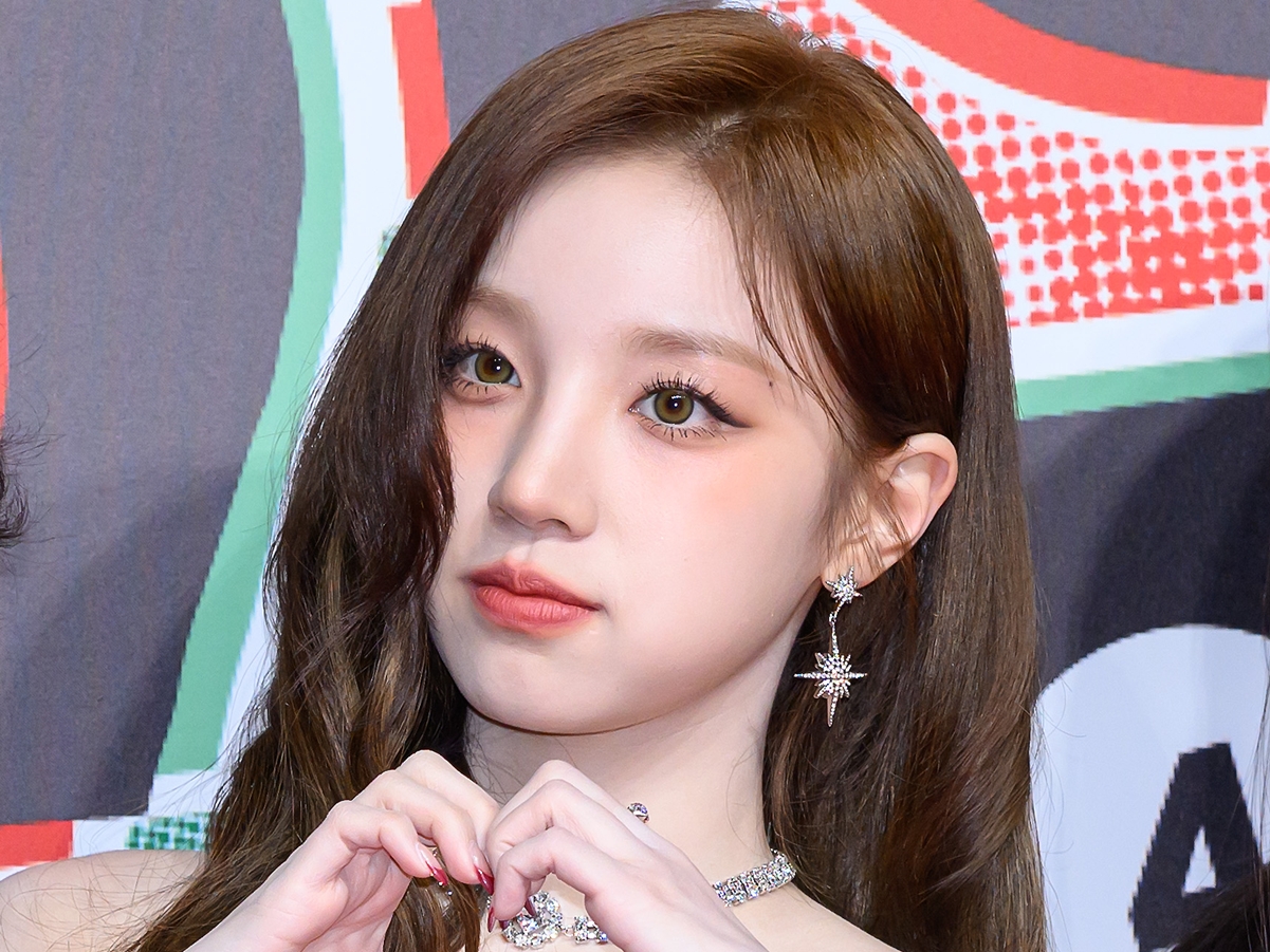 露出度高すぎない？i-dle・ウギ、腰までざっくり開いた“背中丸見え”衣装にファン衝撃【PHOTO】