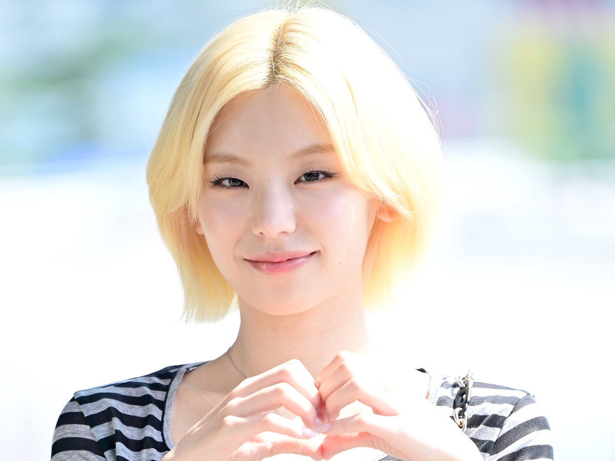 ITZY・イェジ、ブロンドヘアに“大胆イメチェン”！透明感あふれる美貌で日本に出国【PHOTO】