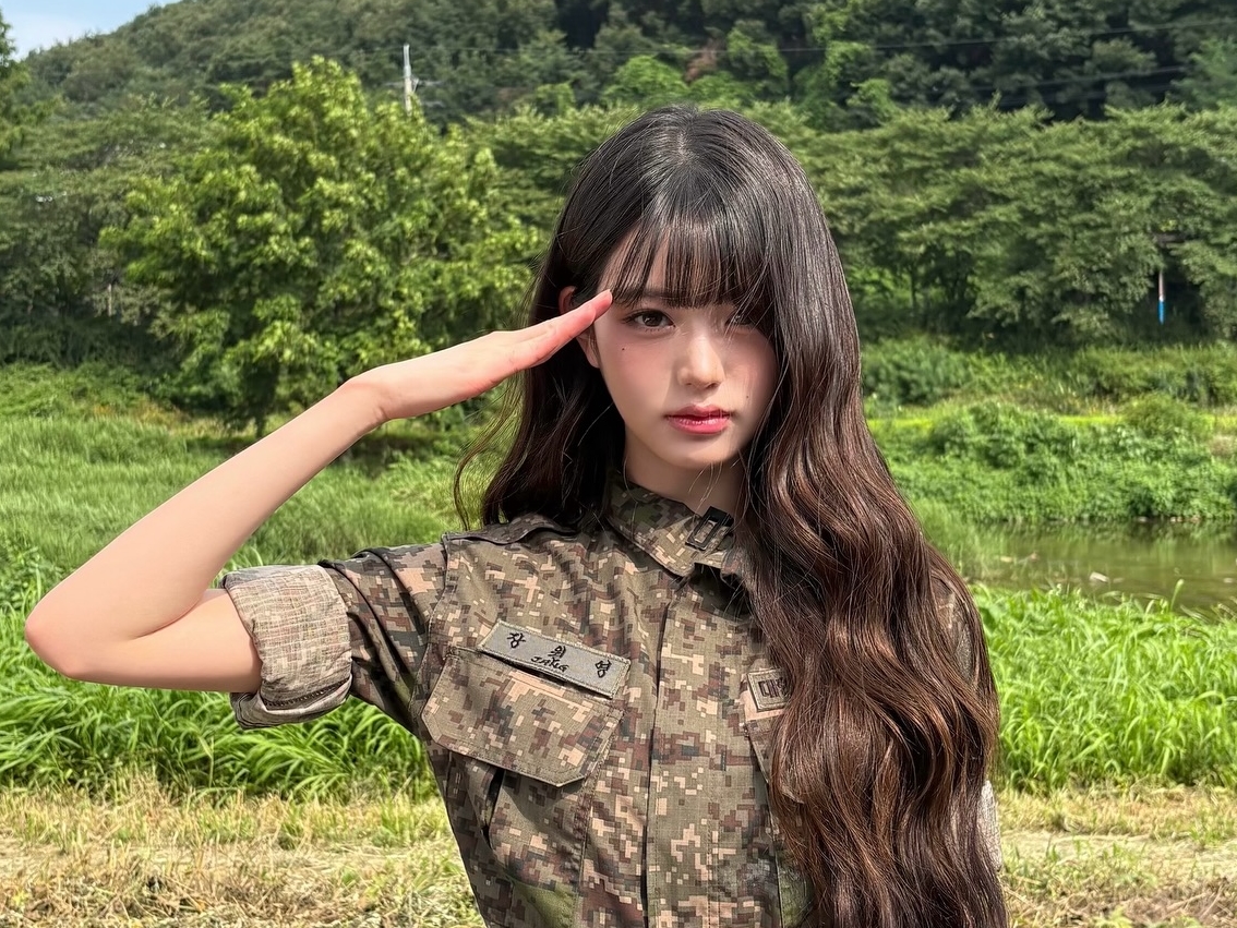「世界で最も可愛い軍服姿」IVE・ウォニョン、軍服ファッションまで完璧　“体験入隊”が話題【PHOTO】