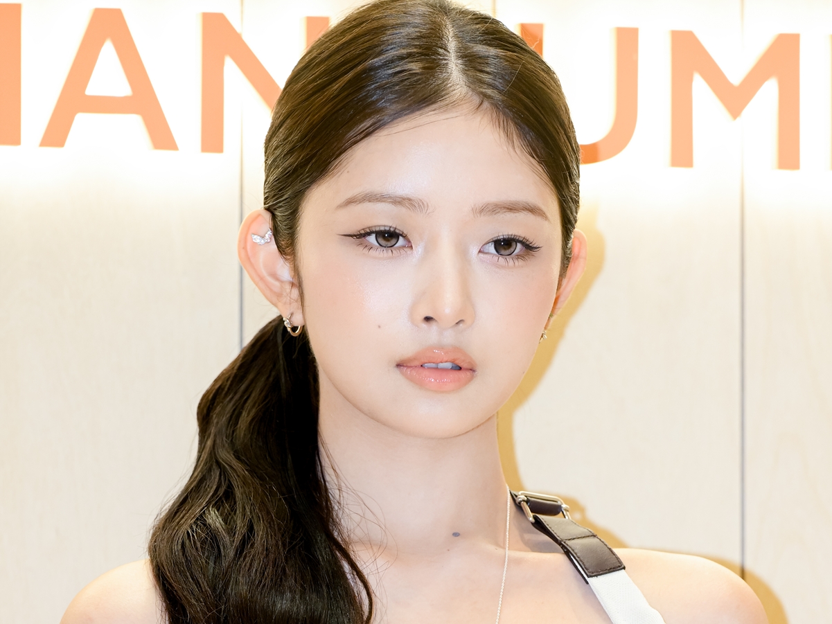 「スタイルえぐ」IVE・レイ、“ピチピチTシャツ”からあらわになったボリューム感に視線釘付け！【PHOTO】