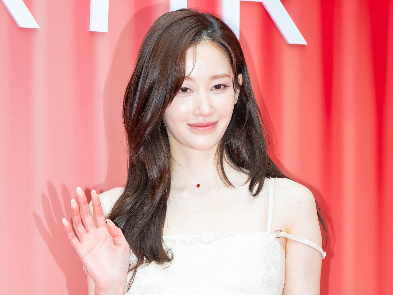 大谷翔平も目撃した“レギンス始球式”を披露した韓国女優、背中露わなレースドレスで艶やかに【PHOTO】