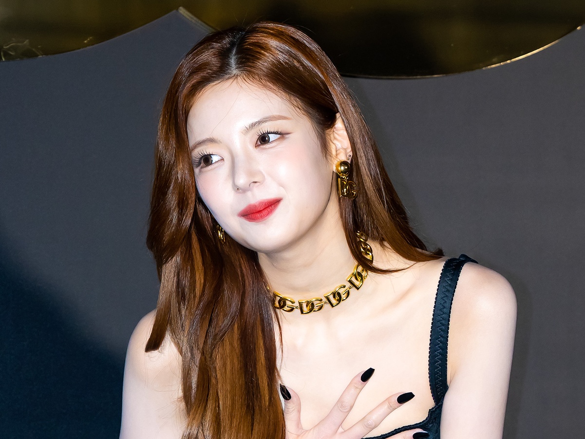 胸元にスリット…ITZY・リア、アイドルらしからぬ大胆衣装に視線釘付け「やばい」【PHOTO】