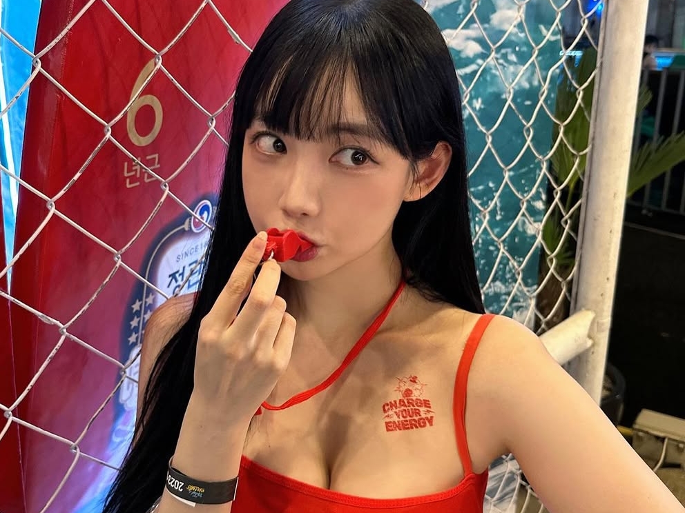 もはや隠せてない…韓国の人気女性アナ、スタイル強調の白Tショットに「美貌更新」「完璧すぎ」の声【PHOTO】