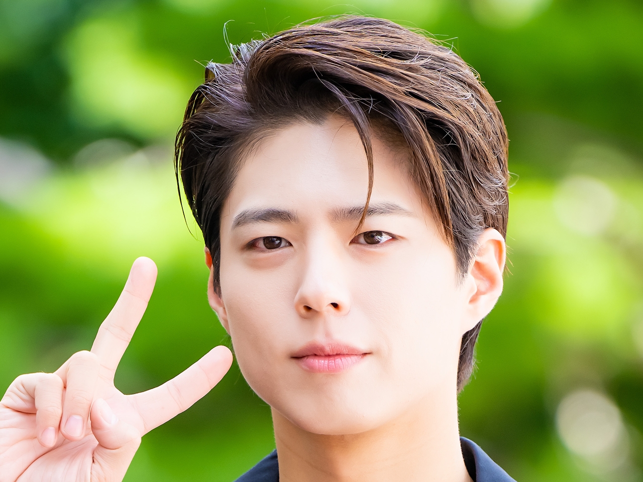 俳優パク・ボゴム、黒シャツ姿で尖った魅力？新たな一面にギャップ萌え「違う雰囲気も良い」【PHOTO】