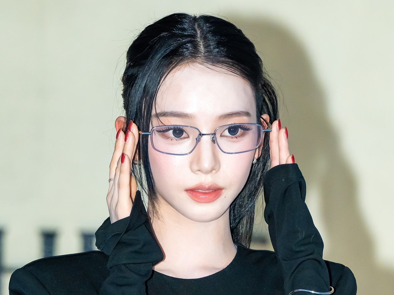 aespa・カリナ、スリットの入った細身黒ワンピで際立つ華奢さ…異次元の美貌で視線強奪【PHOTO】