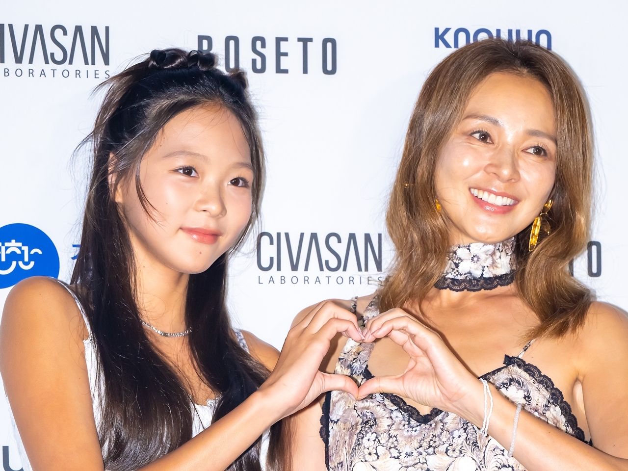 秋山成勲の娘サラン（13）、韓国で母SHIHOと“モデルオーラ”放つ！ファッションウィークに参加【PHOTO】