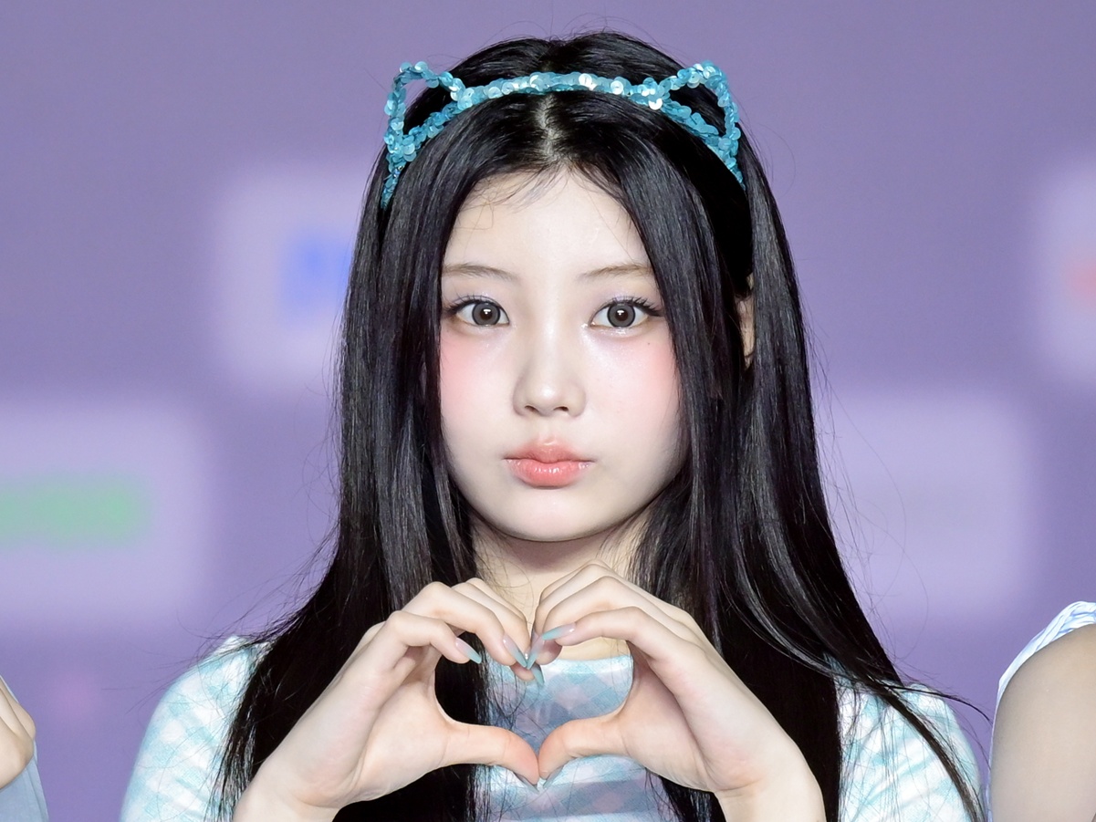 まるで青春映画のヒロイン…ILLIT・ウォンヒ、海辺で見せた“清純