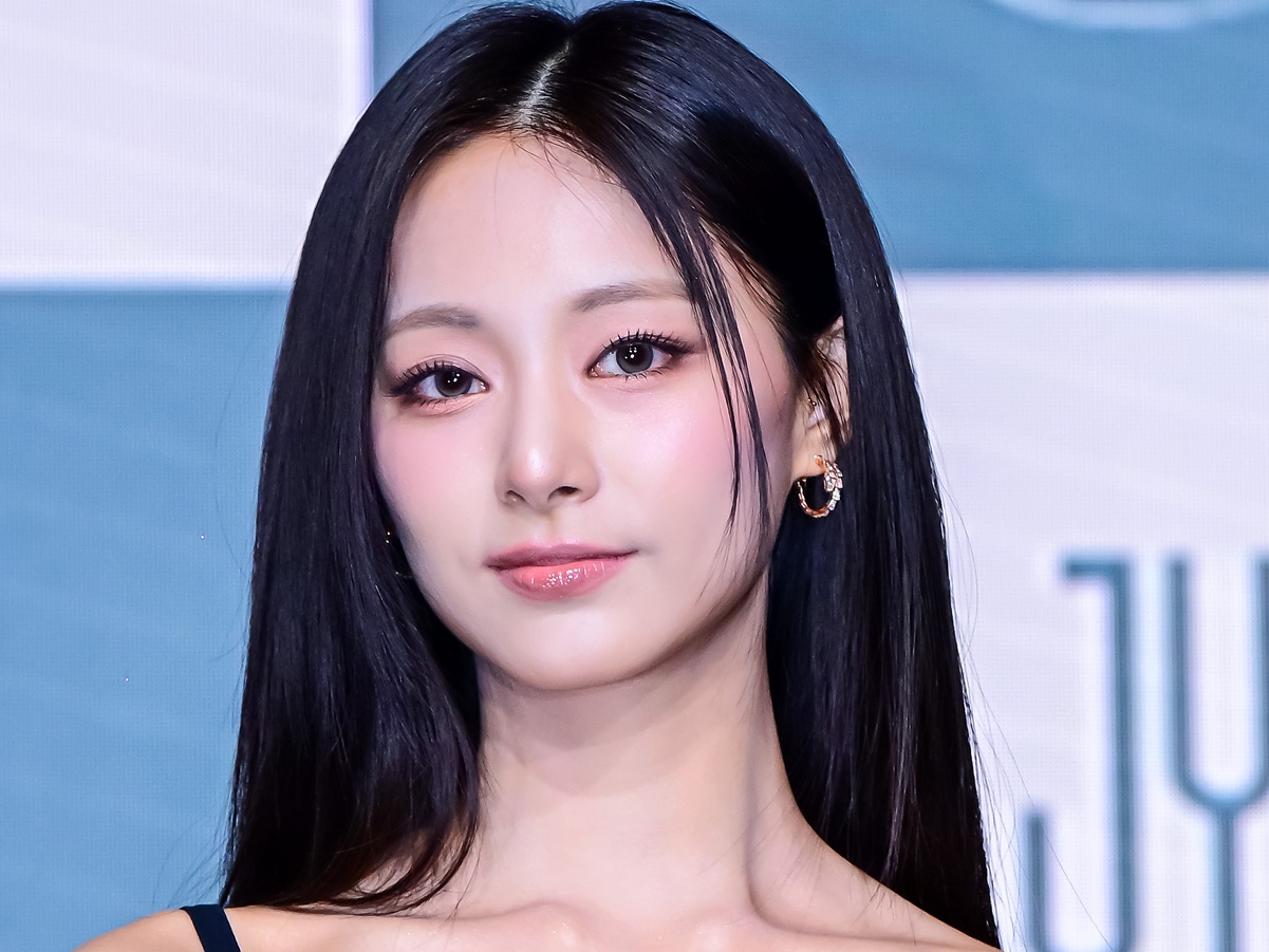 TWICE・ツウィ、ミニスカ姿で誘惑ポーズ！“危険な美貌”にファン悶絶「気絶する」【PHOTO】