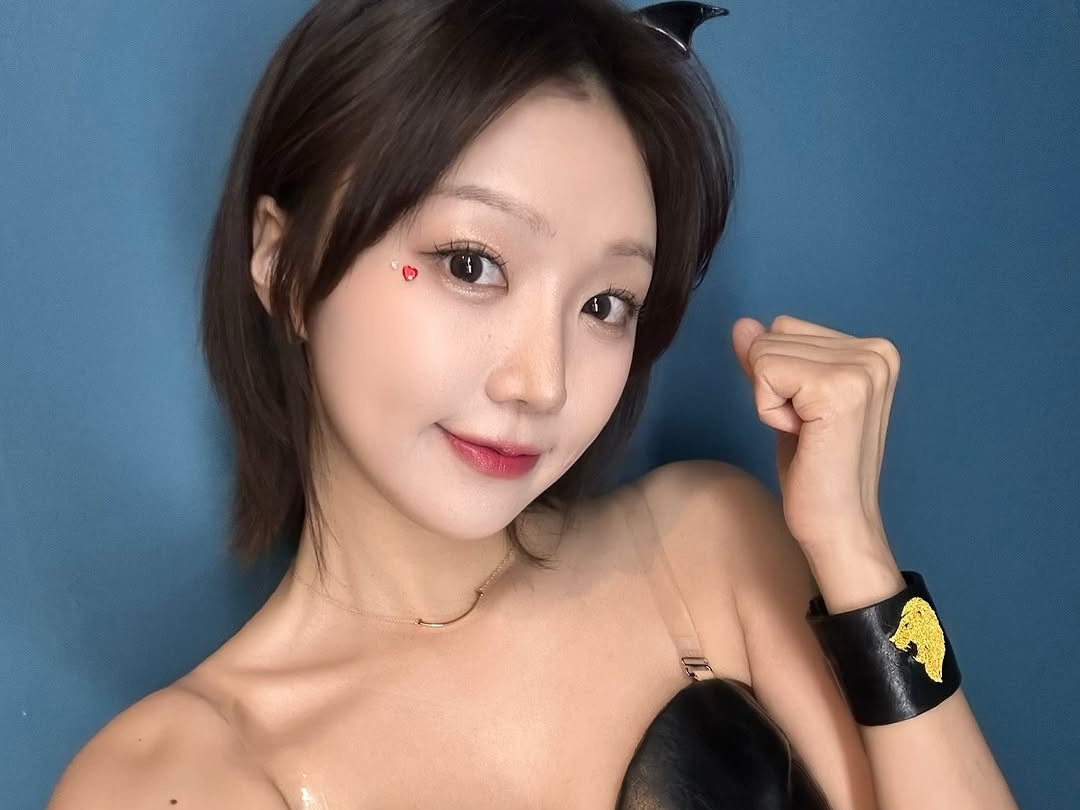 韓国チアガール、“ぴたぴた”のシルバー衣装でファンの視線釘付け！意外なグラマー体型に「完璧すぎ」の声【PHOTO】