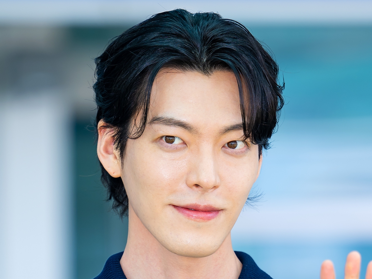 俳優キム・ウビン、モデル出身らしい高級感溢れる表紙の主人公に！余裕のある表情に惚れ惚れ【PHOTO】
