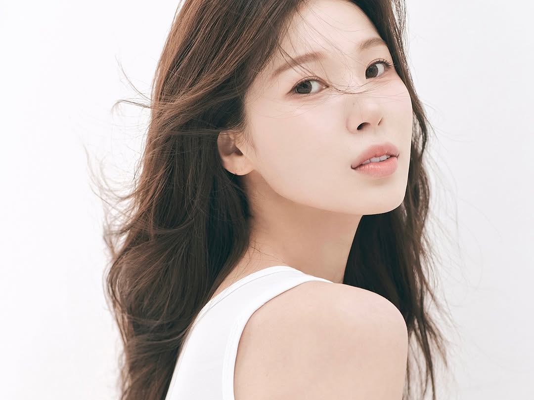 北朝鮮生まれ・韓国在住の脱北女優、スタイル強調の“ピタT”ショットで魅了「素敵な女性だ！」【PHOTO】