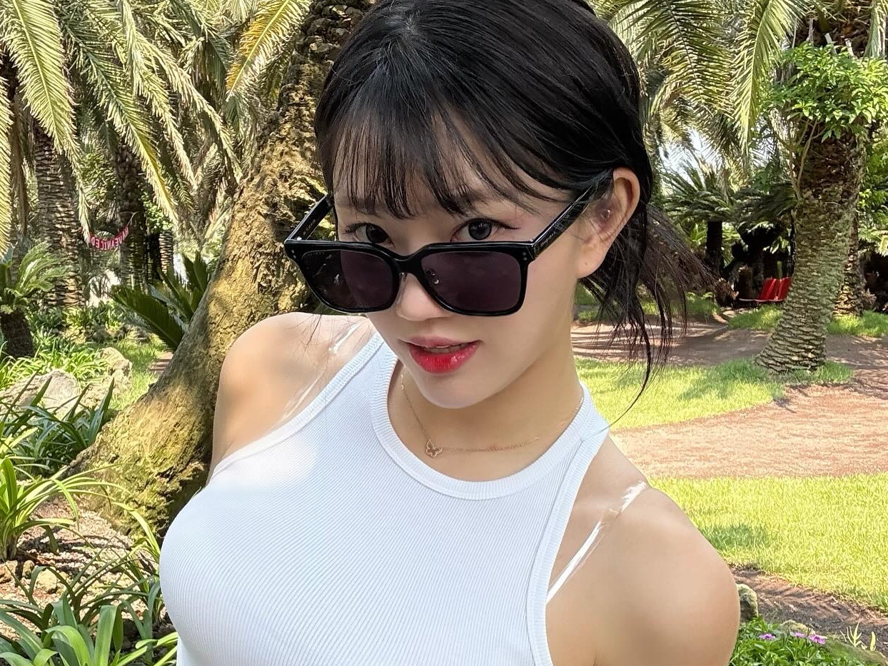 韓国の元OLチアガール、思わず目が行くミニワンピ脚組みSHOTに反響続々「女神級の美貌だ！」【PHOTO】