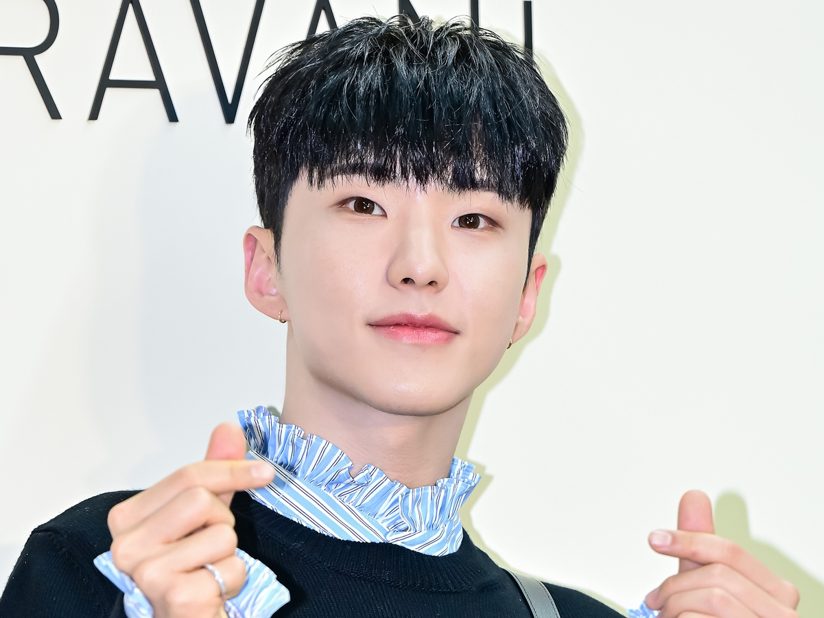 本日入隊のSEVENTEEN・ホシ、教育支援に1億ウォン寄付！「少しでも力と