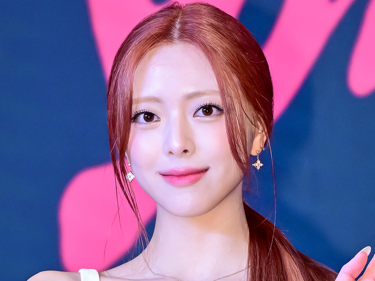 写真】「服着て！」LE SSERAFIM・チェウォン、“衝撃の金髪×鼻ピアス姿