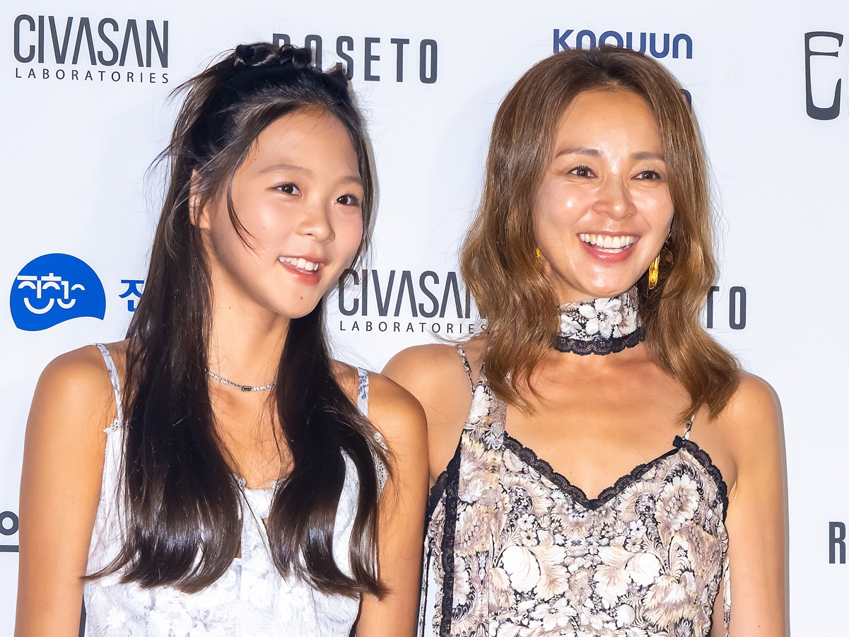 遺伝子最強すぎる…秋山成勲の娘サラン、モデル母・SHIHOと並ぶ“美スタイル2SHOT”公開【PHOTO】