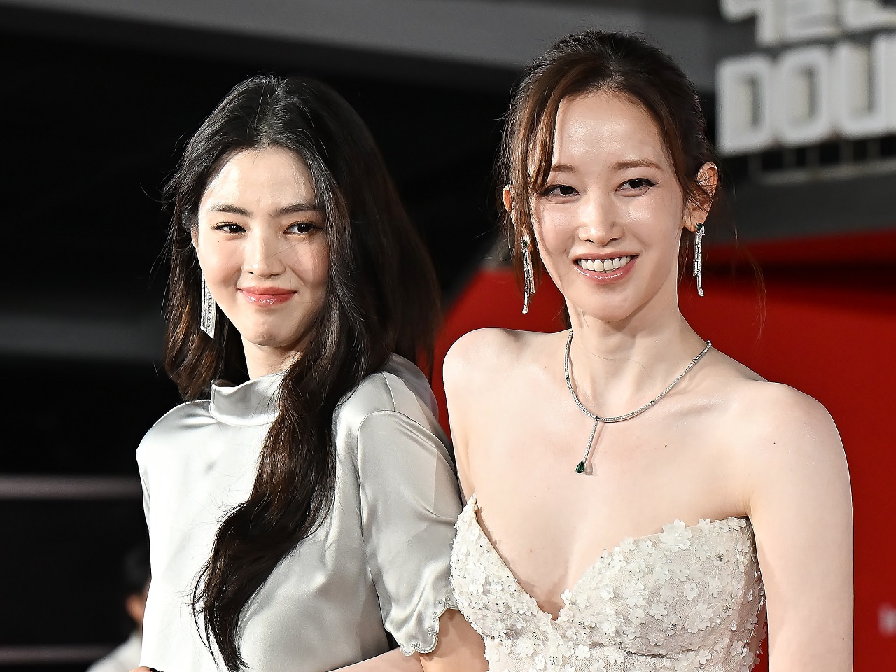 “過激ドレス”の女優が次々と登場した釜山のレッドカーペットで…露出のなさで注目を浴びたハン・ソヒ