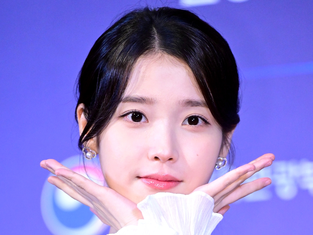 IU、ドラマ『おつかれさま』で自身の幼い頃を演じた子役と再会！公演での2SHOTが話題