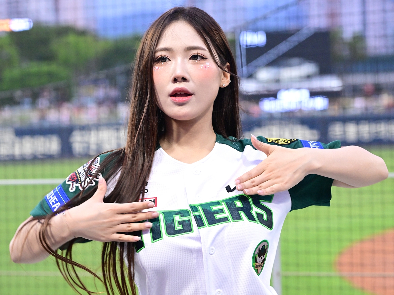 衣装がはち切れそう…韓国プロ野球の19歳チア、ぴたぴたユニホーム姿でファン魅了「最高ですね！」【PHOTO】