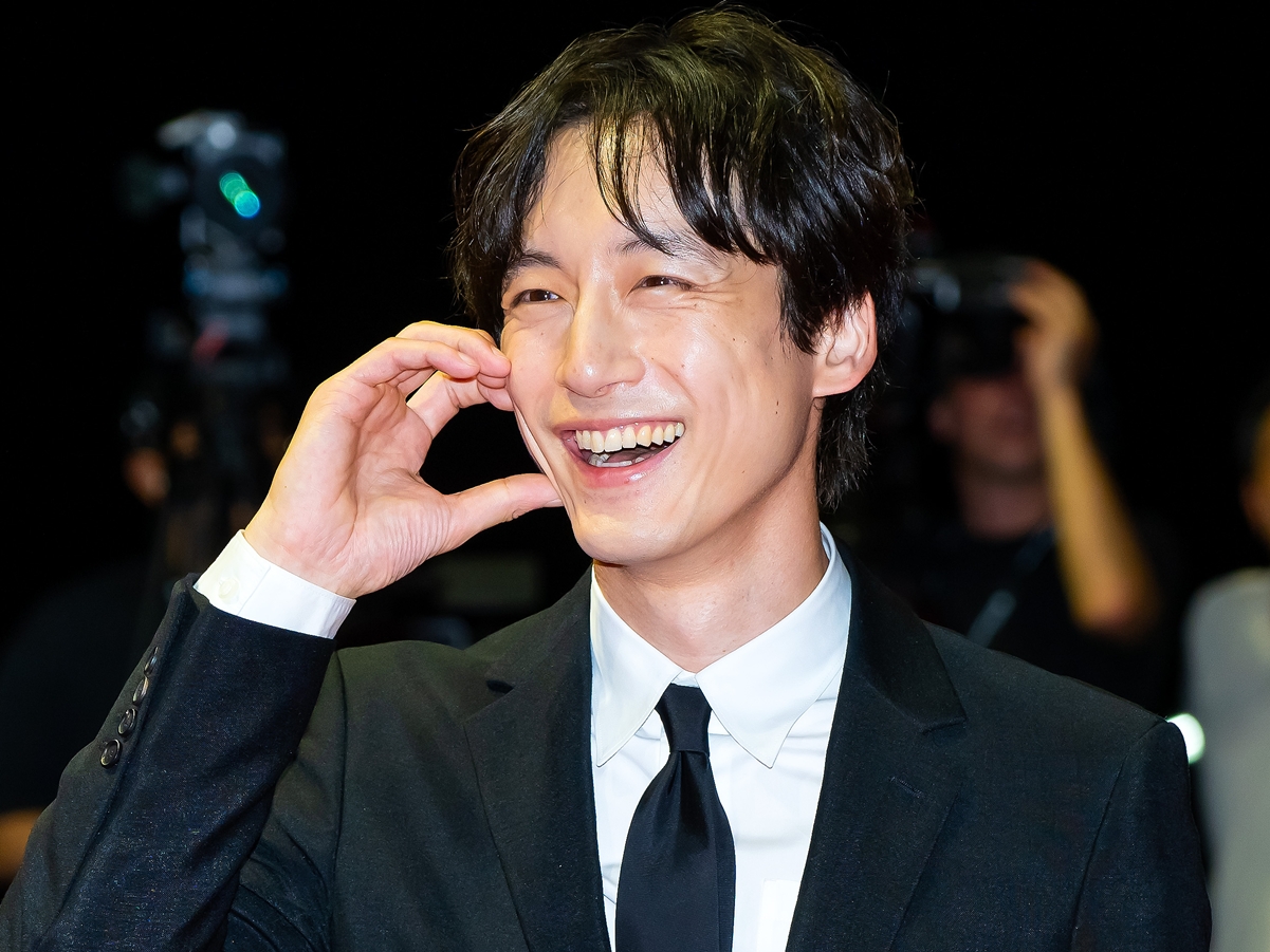 坂口健太郎、“三角関係”報道後初の公の場…釜山国際映画祭レッドカーペットに笑顔で登場【PHOTO】