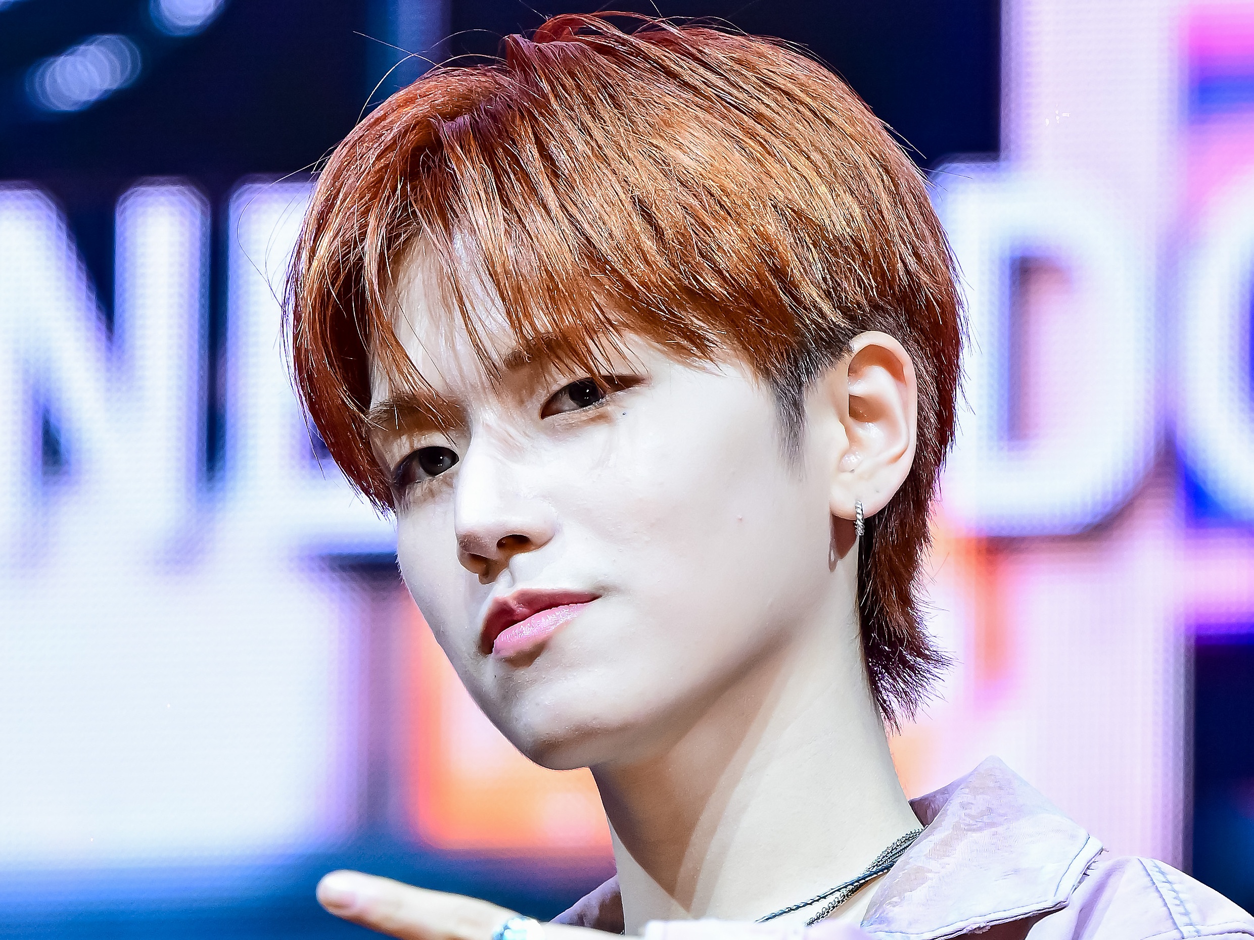 BOYNEXTDOOR・リウ、鮮やかな“オレンジヘア”で雑誌表紙に登場！愛犬と