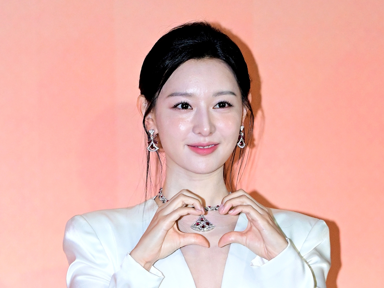『涙の女王』女優キム・ジウォン、バストの存在感引き立つ豪華なドレス姿！輝かしい美貌に惚れ惚れ【PHOTO】