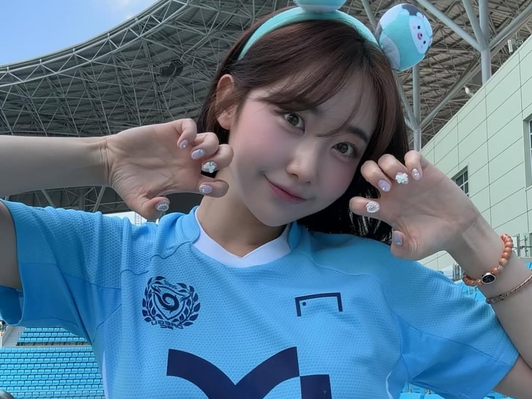 韓国サッカーチア、“へそピ”に目が行く腹チラSHOTにファン悶絶！健康的なクビレに反響多数【PHOTO】