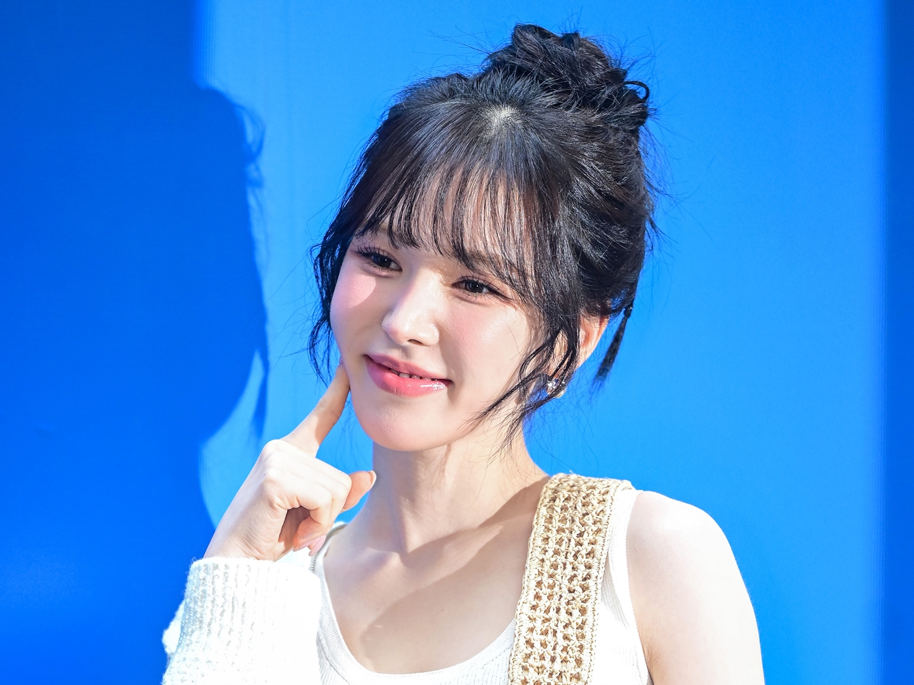 支えきれてる？Red Velvet・ウェンディ、紐なしトップスで見せた意外なボリューム感【PHOTO】