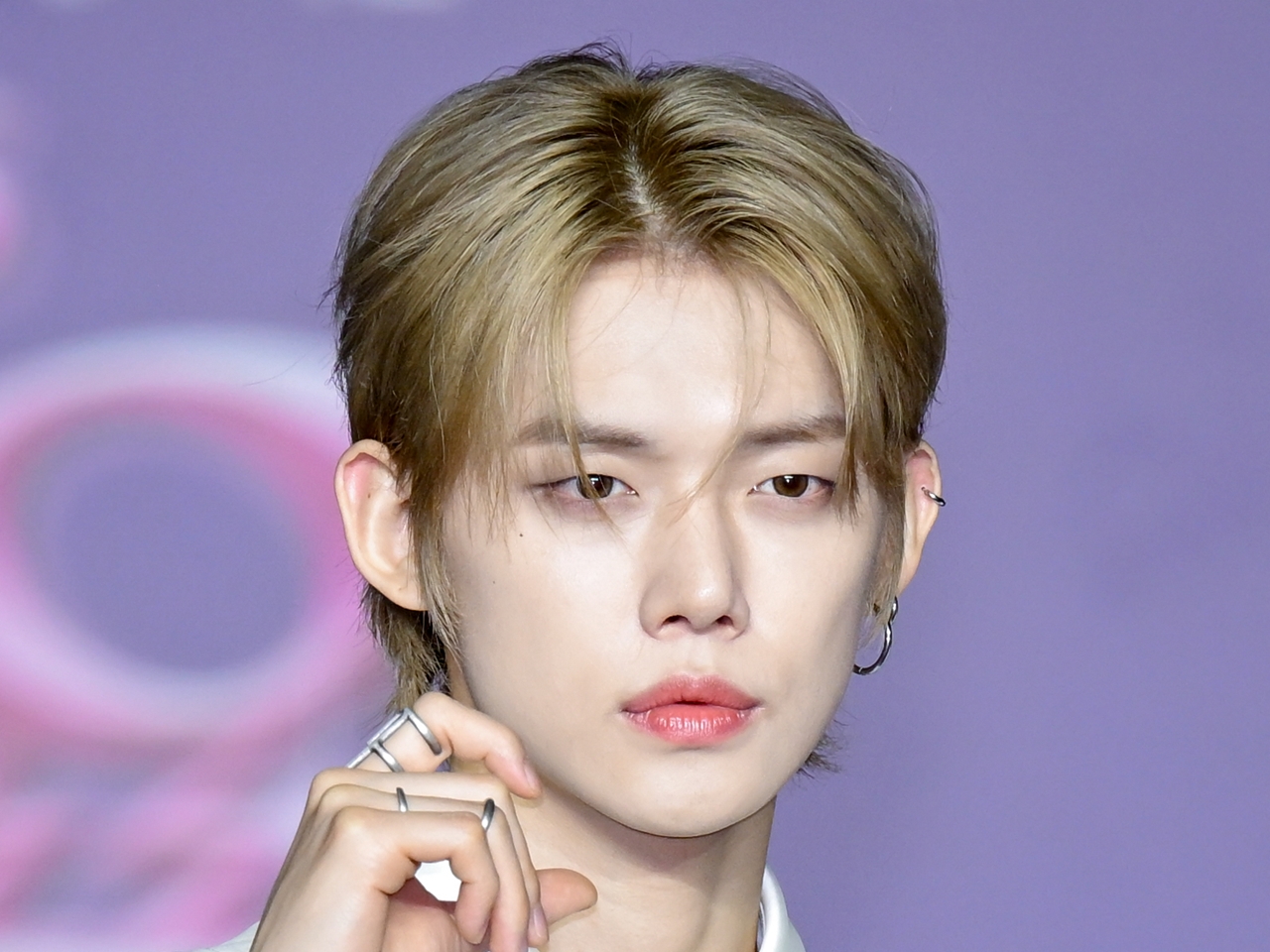 TXT・ヨンジュン、どこまでもクール！ノースリーブ姿で洗練された感性を披露「イケ散らかしてる」【PHOTO】
