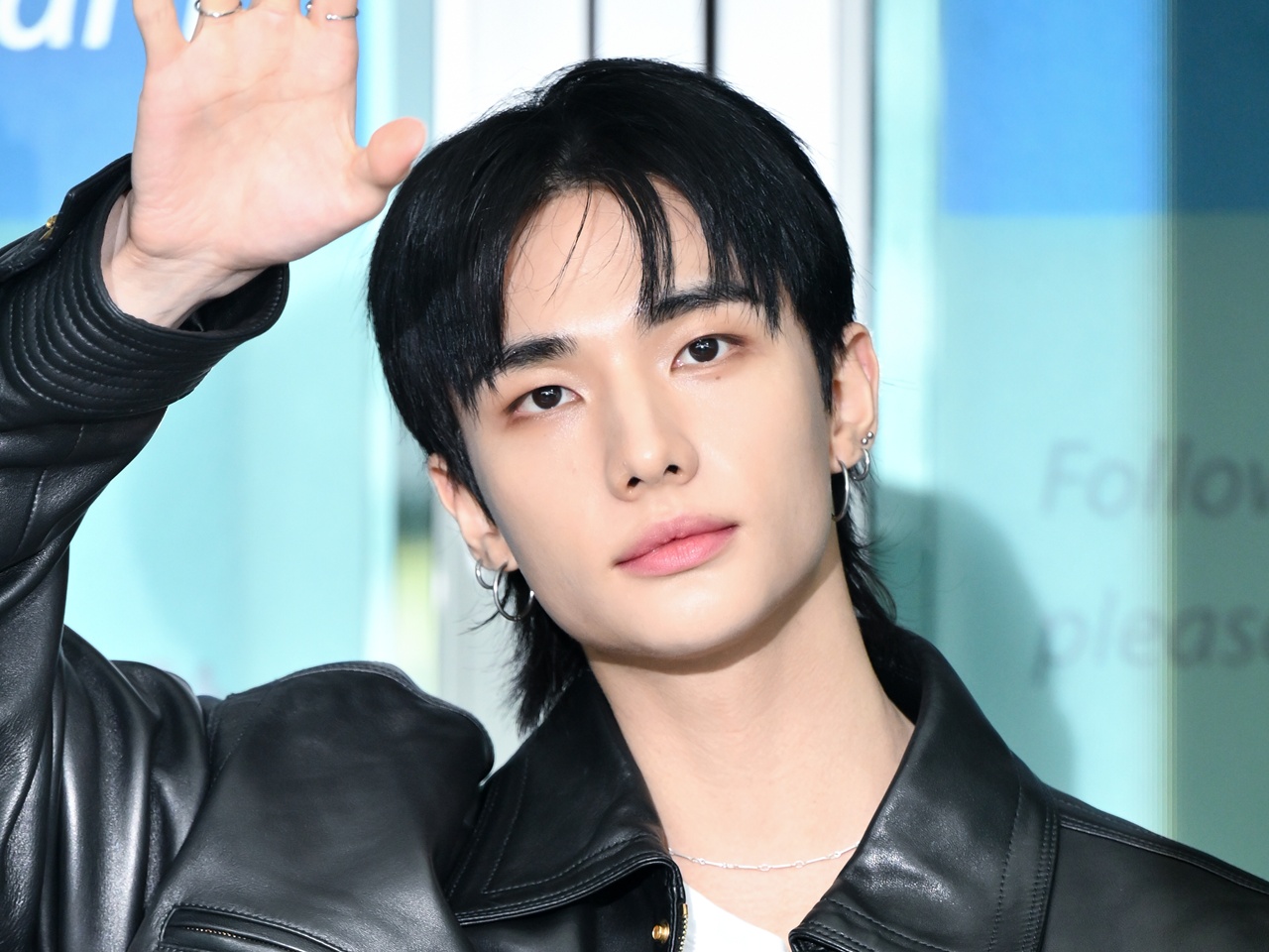 Stray Kids・ヒョンジン、ファッションアイコンのオーラ全開！秋先取りのレザースタイルでミラノへ出国【PHOTO】