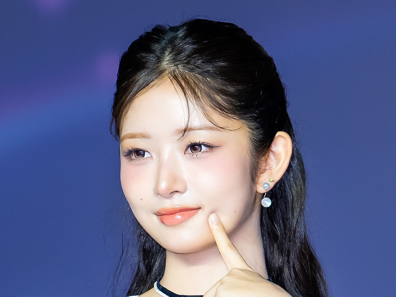 IVE・レイ、渋谷に登場！メイクブランドのアンバサダーとして美容のポイントを共有