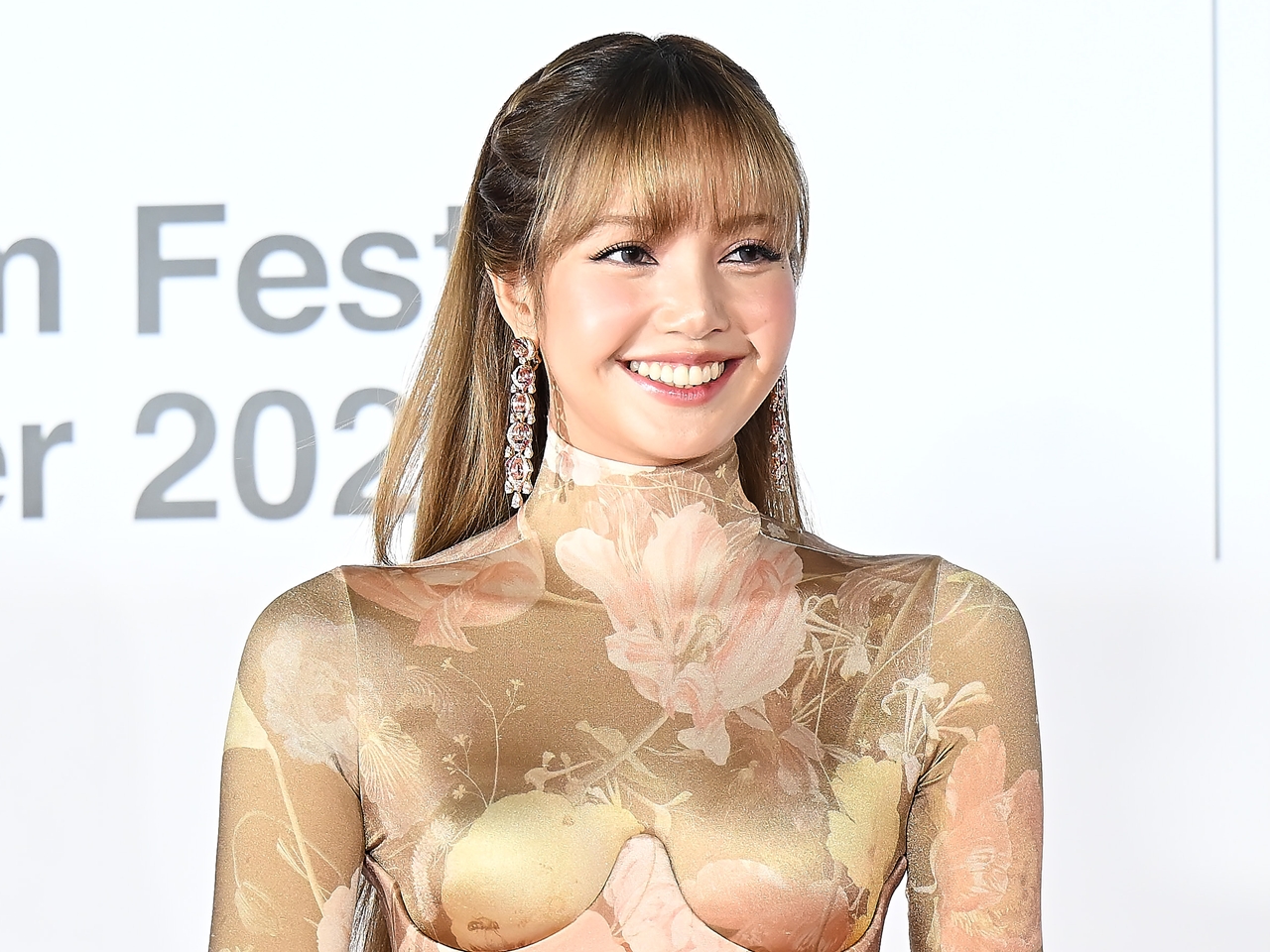BLACKPINK・リサ、胸元の線がくっきり…ぴっちりドレス着た圧巻美貌！渦中の坂口健太郎との姿も【PHOTO】