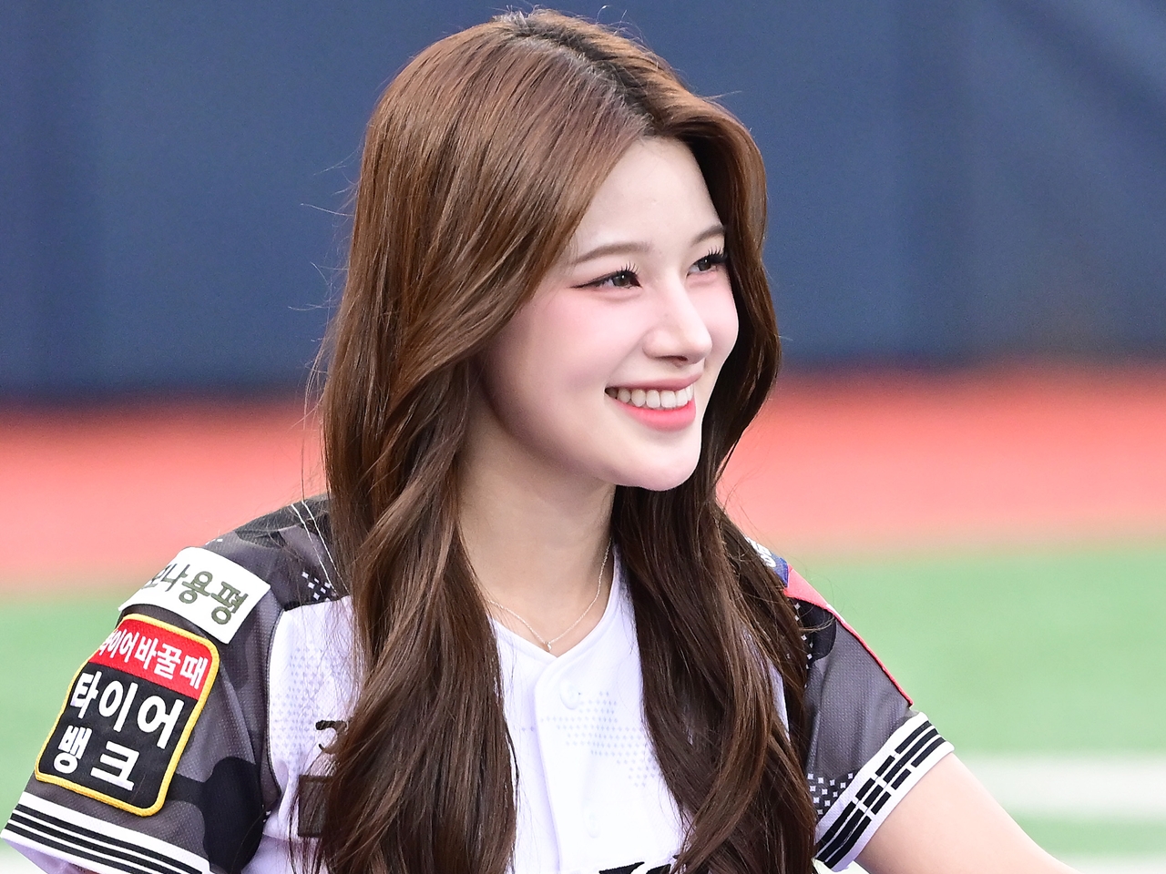 超ミニ短パンから圧巻美脚が…韓国の24歳チアガール、男性誌で自慢のメリハリ美貌を大胆披露【PHOTO】