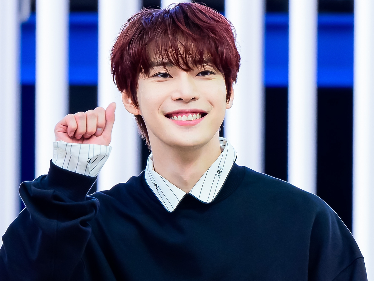 NCT・ドヨン、“見せパン”風コーデで空港に登場！愛嬌たっぷりなポーズでファン魅了【PHOTO】