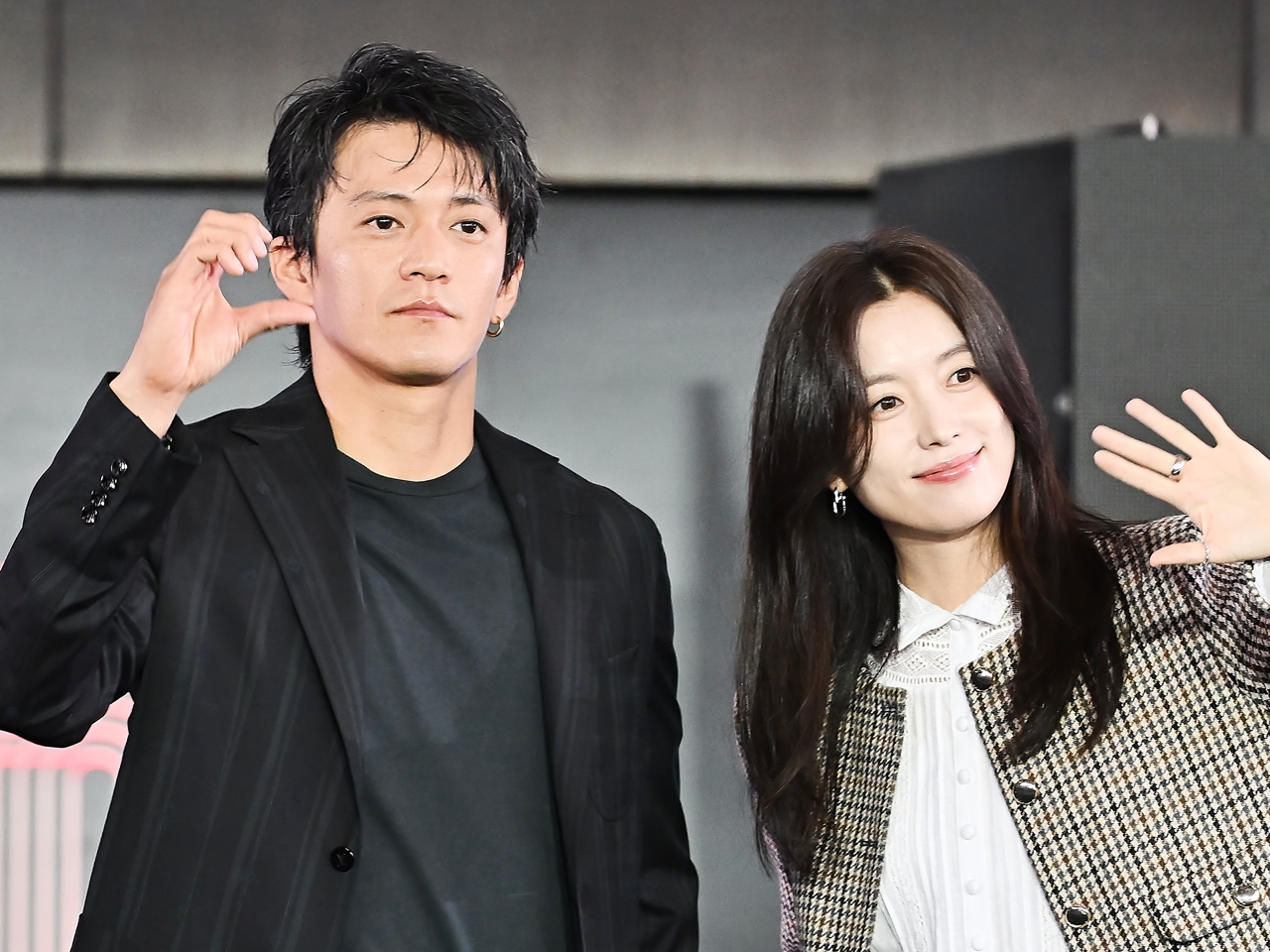 俳優の小栗旬＆『トンイ』女優ハン・ヒョジュ、日韓の美男美女2SHOT！仲睦まじい姿が話題【PHOTO】