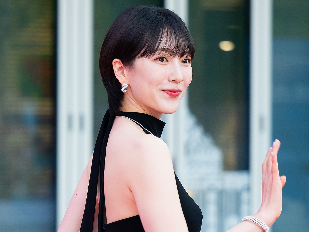 まるでアニメキャラ？KARA・ジヨン、“超ミニ丈”パンツに黒革の穴開きロングブーツ姿で魅了【PHOTO】