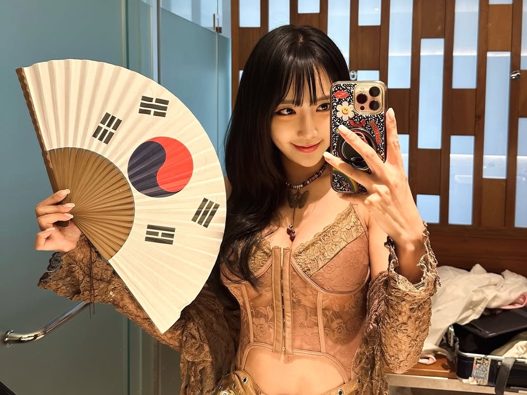 35歳に見えない…韓国の長身レーシングモデル、美スタイル“丸見せ”の大胆衣装に「芸術級」の声【PHOTO】