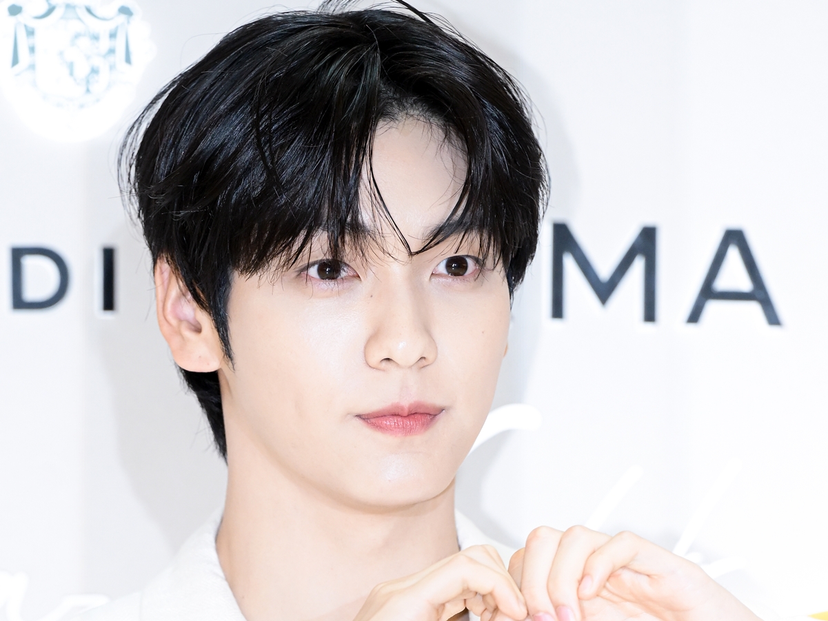 TXT・スビン、“彼氏感MAX”のお散歩SHOTにファン悶絶！「メロすぎ」「これは彼氏」と反響【PHOTO】